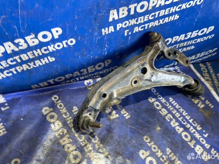 Передний левый рычаг Nissan Primera P10 седан 1993