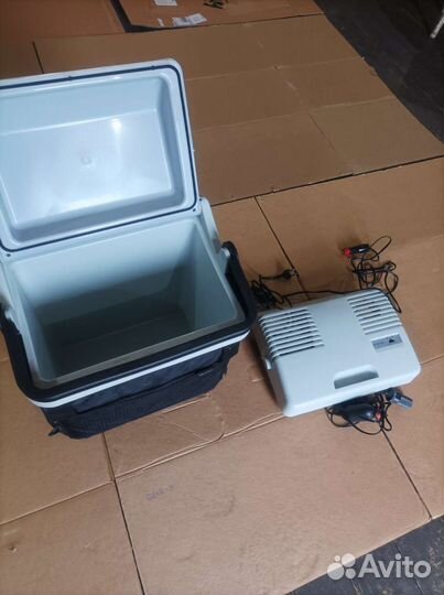 Автомобильный холодильник Volkswagen 12/220 v