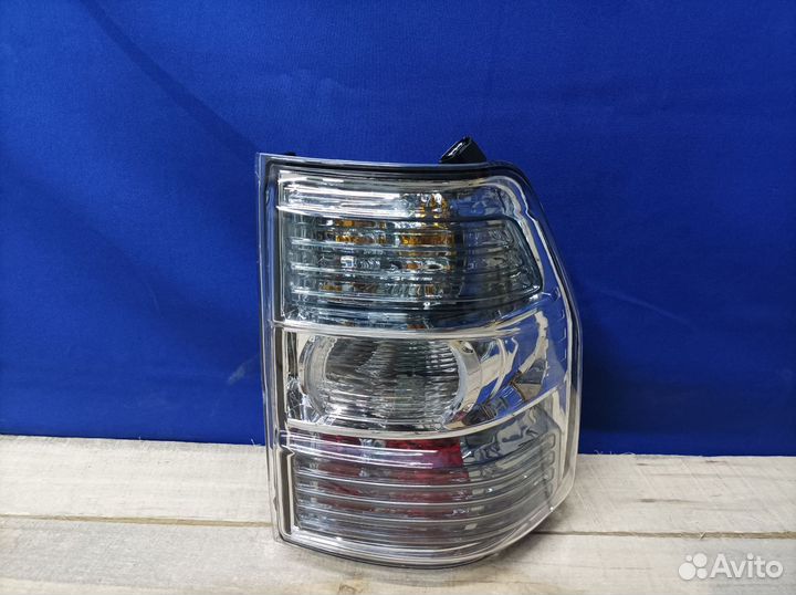 Фонарь правый Mitsubishi Pajero 4 2006