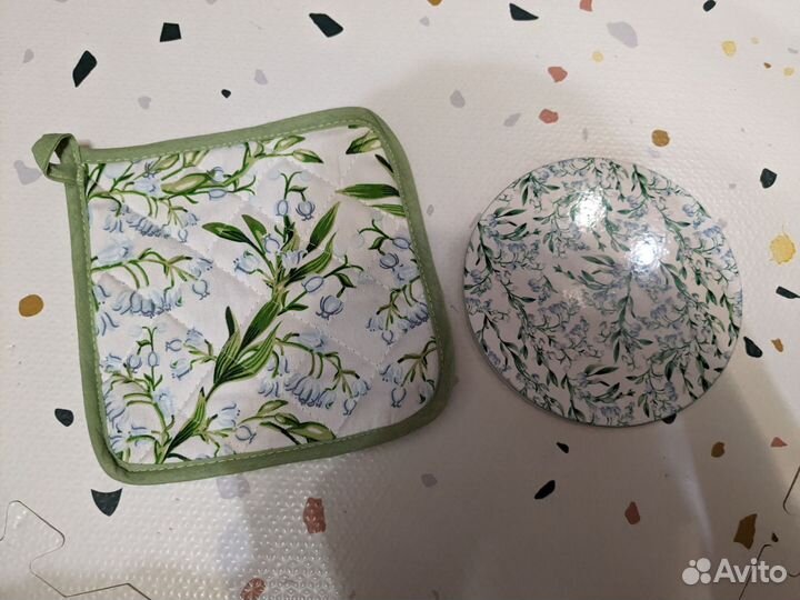 Прихватка и подставка под горячее белая ландыши