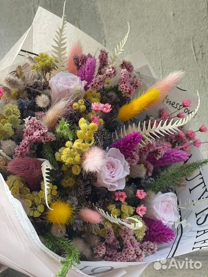 Букет из сухоцветов и стабилизированных цветов