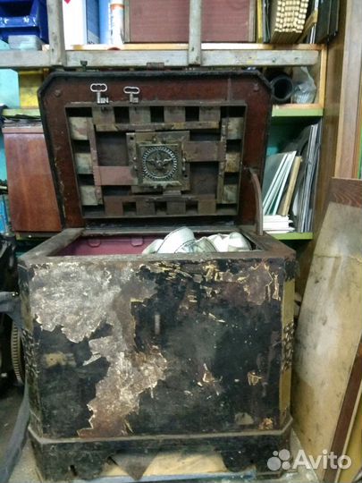 Старинный сейф