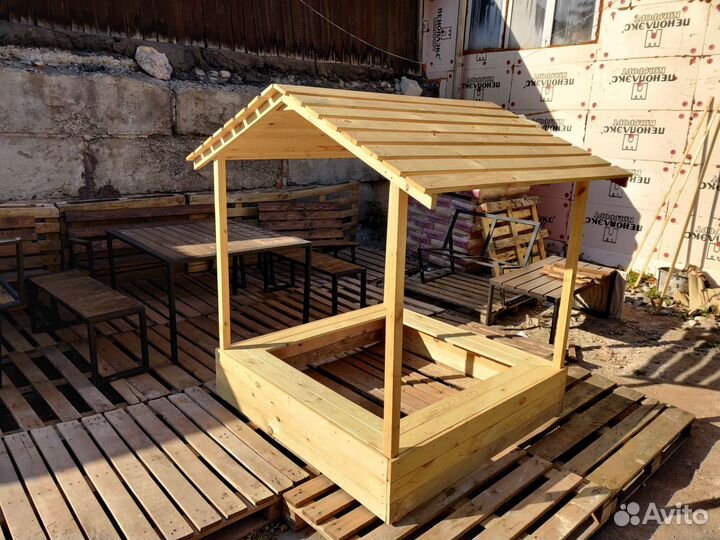 Детская песочница с крышей