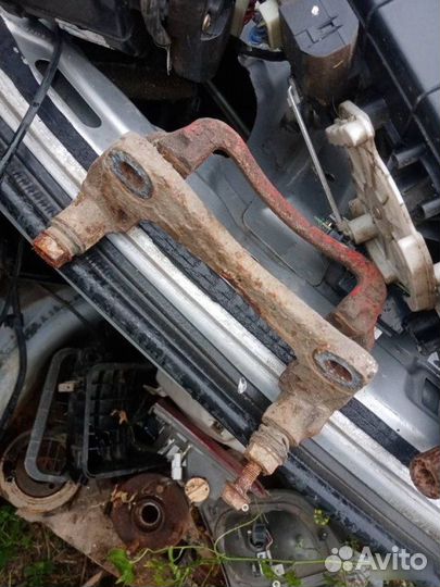 Скоба суппорта передняя левая Toyota Corolla E110