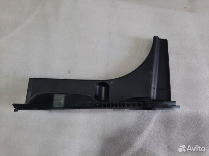 Накладка защелки нижней двери багажника задняя