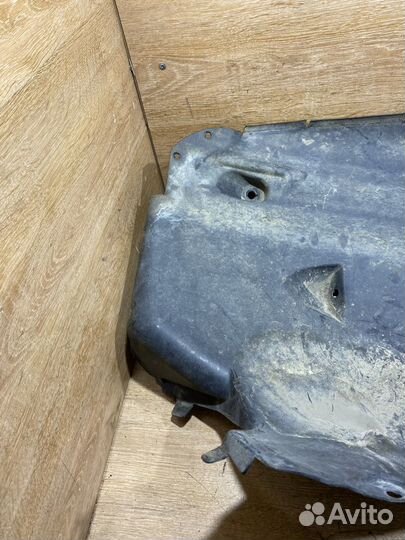 Подкрылок передний правый Mercedes W211 1704205