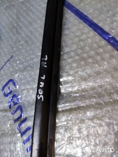 Уплотнитель Kia Soul 1