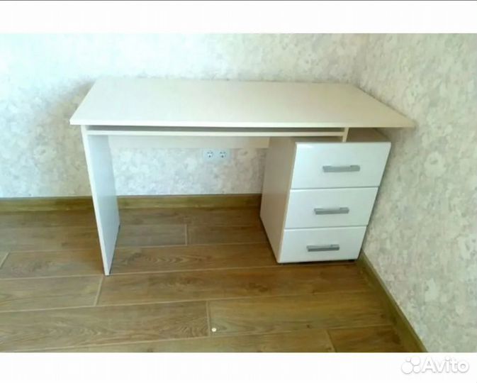 Стол письменный 