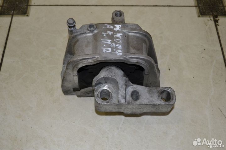 Подушка двигателя правая Skoda Octavia А5