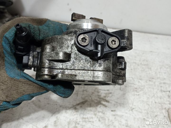 Насос вакуумный Peugeot 207