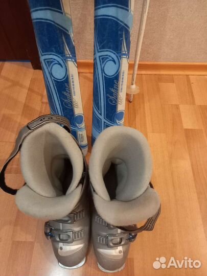 Комплект горных лыж женский