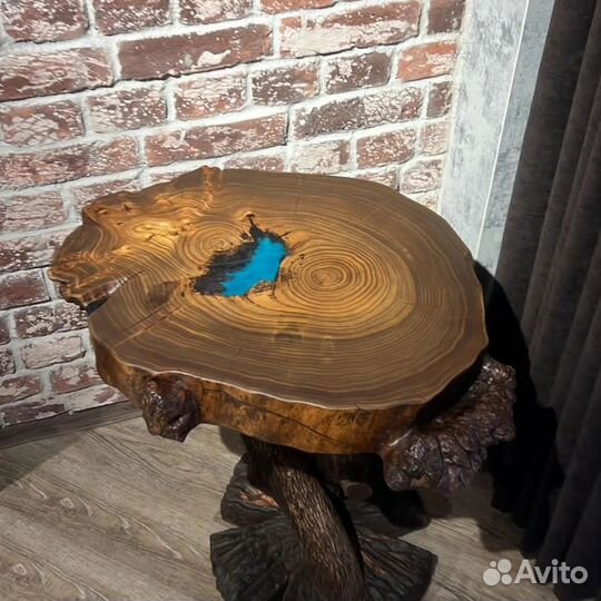 Столик полки на стволе дерева