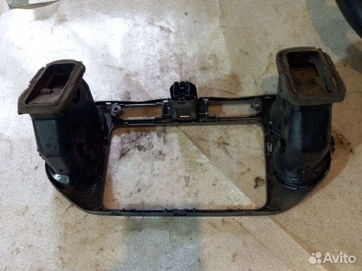 Рамка под магнитолу VW Tiguan 1