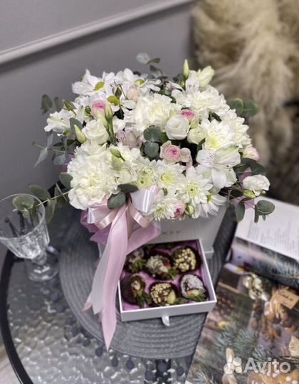 Клубника в шоколаде с цветами в коробке