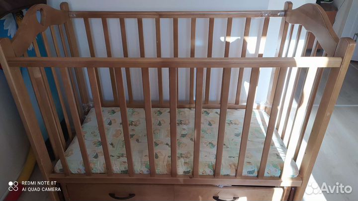 Детская кроватка с маятником с ящиком и матрасиком