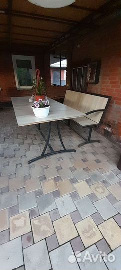 Стол и стулья