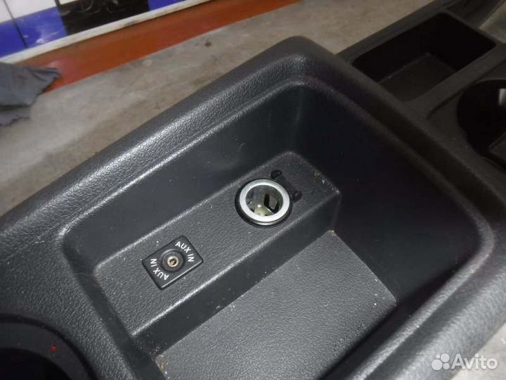 Консоль между сидений Volkswagen Tiguan cava 2009