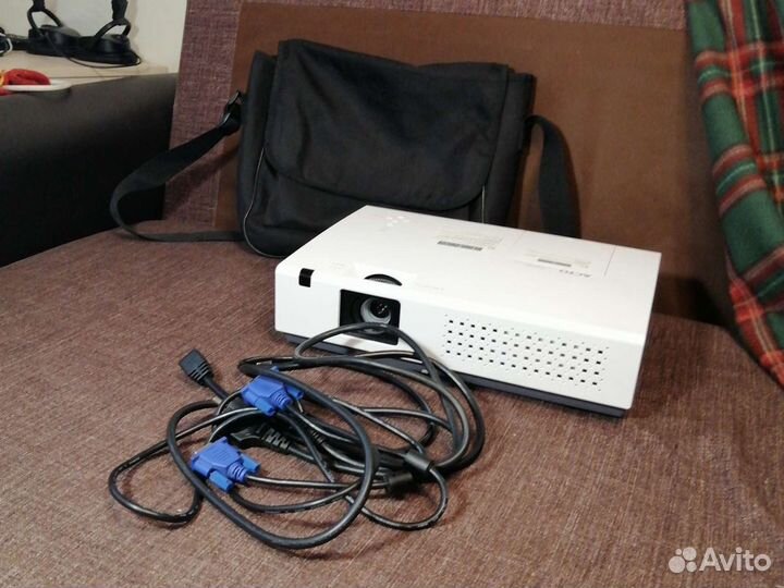 Аренда яркого проектора с экраном посуточно