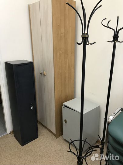 Сейфы, зеркала, вешалки, обогреватели