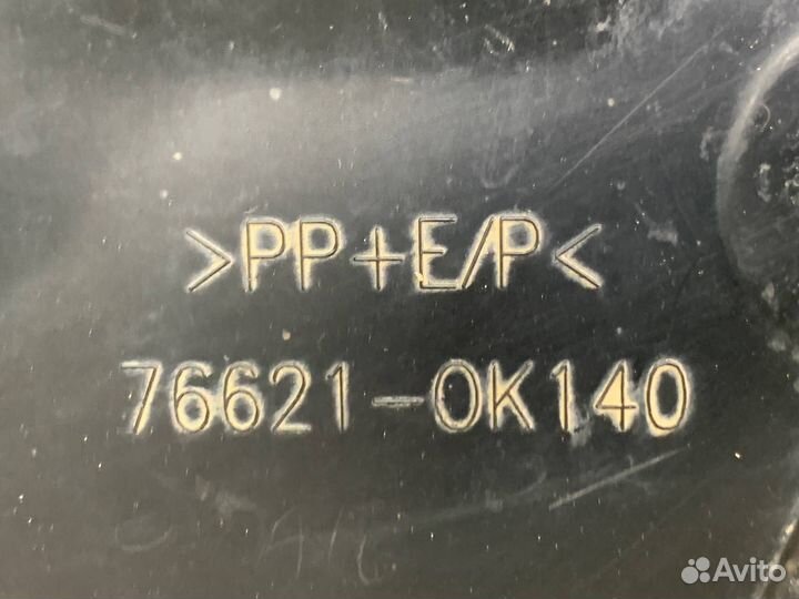 Брызговик передний правый Toyota Hilux 8 2015-Нв