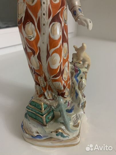 Статуэтка фарфор