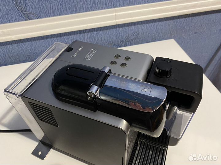 Капсульная кофемашина delonghi