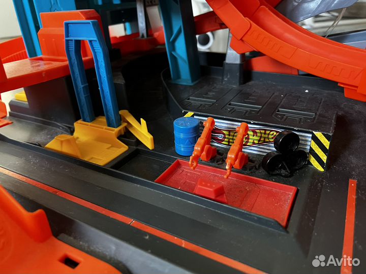 Hot wheels гараж с акулой парковка