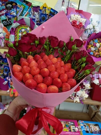 Клубничный букеты с шоколадом и без