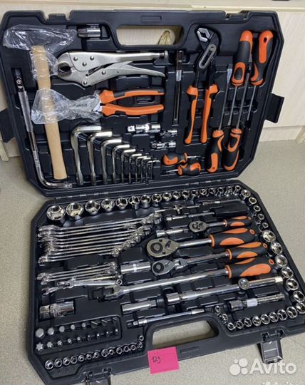 Набор инструментов для авто в чемодане