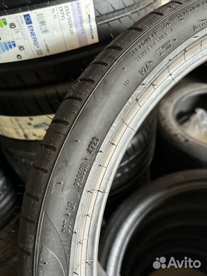 Pirelli P Zero PZ4 275/35 R22 и 315/30 R22