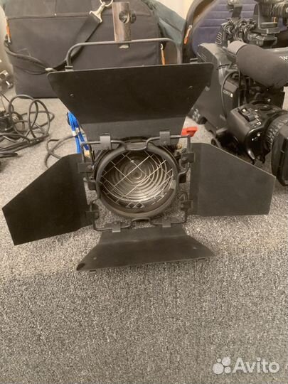 Комплект студийного света Logocam 650 fresnel