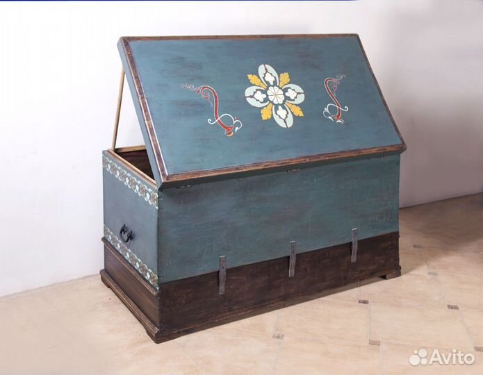 Старинный антикварный сундук