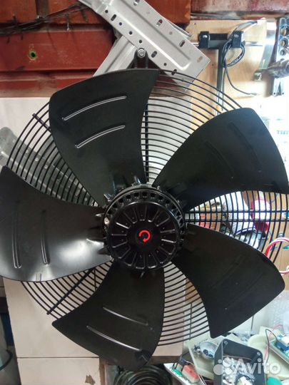 Двигатели для тепловых завес и водяных тепловент