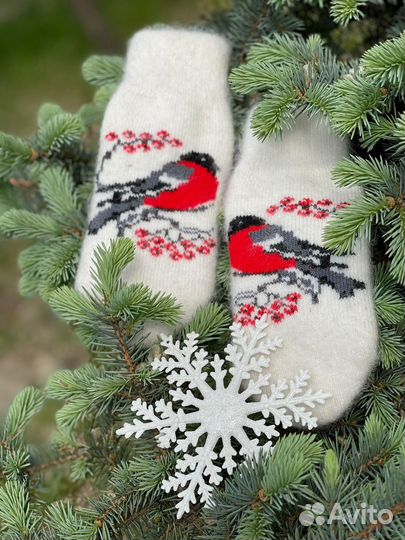 Шерстяные носки и варежки снегири