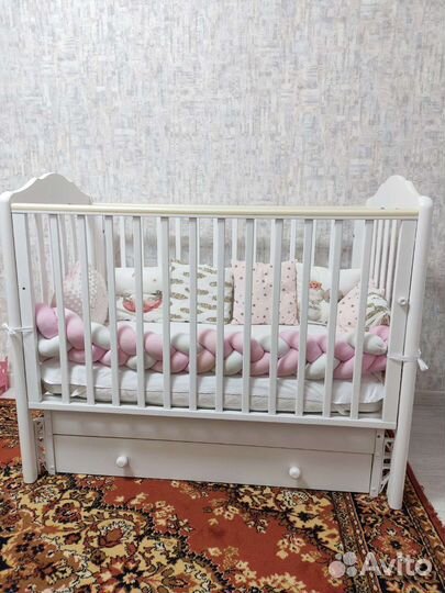 Детская кроватка с универсальным маятником