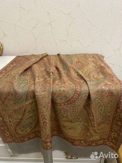 Шарфы и перчатки, зонты