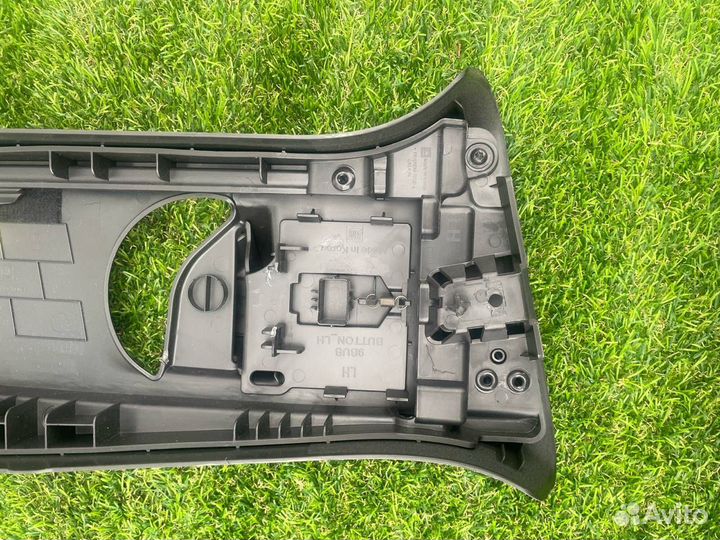 Обшивка центральной стойки левая Buick Encore GX