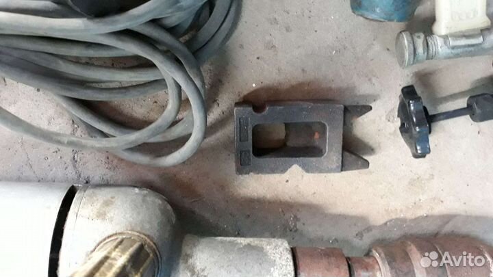 Электросверлилка, наковаленка, паяльная лампа