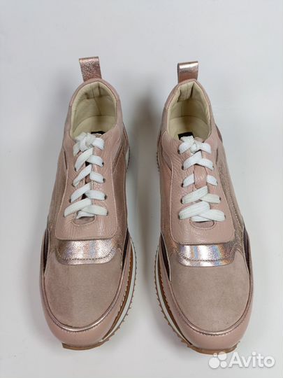 Кроссовки женские