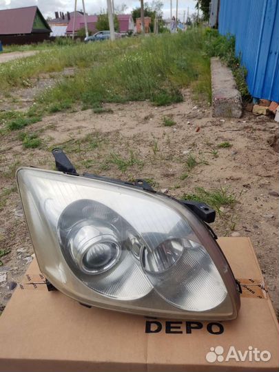Фары на toyota avensis б/у