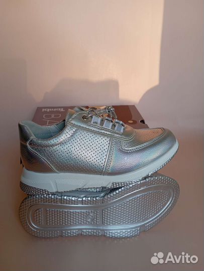 Кроссовкидля девочки 28 размер. новые