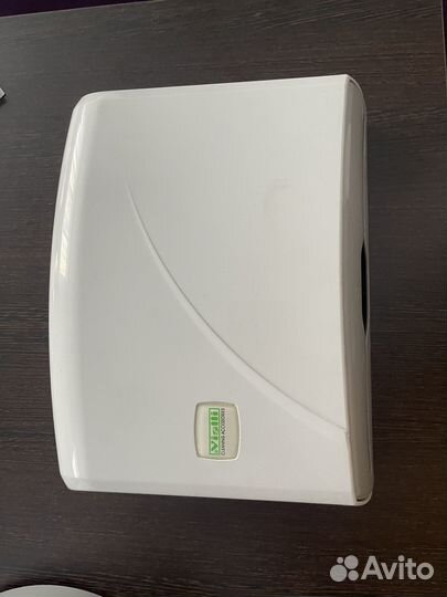 Диспенсер для бумажных полотенец