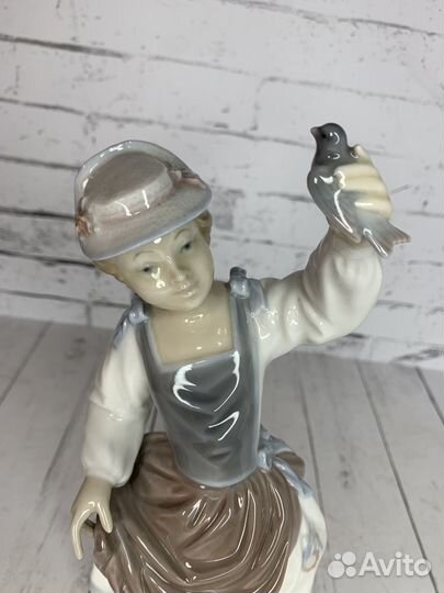 Фарфоровая статуэтка Девушка с птичкой в руке