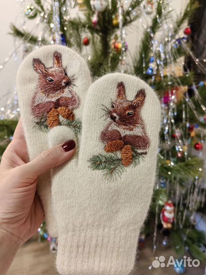 Варежки с вышивкой белка