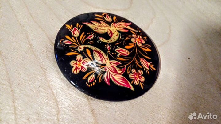 Брошки- значки из дерева и металла