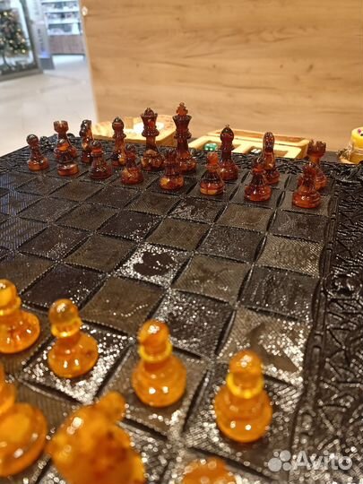 Янтарные фигурки шахмат
