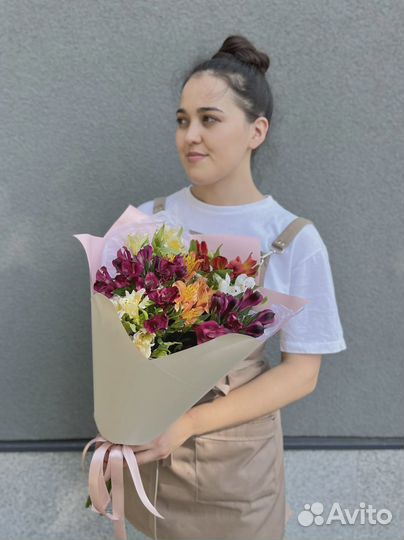 Букет из 9 Альстромерий в матовой бумаге