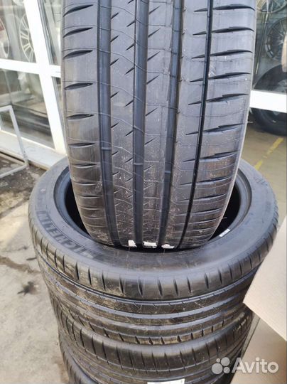 Michelin Pilot Sport 4 S 285/40 R22 и 325/35 R22
