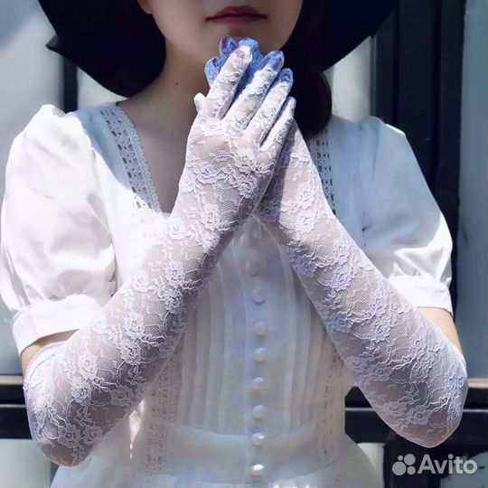 Длинные кружевные перчатки