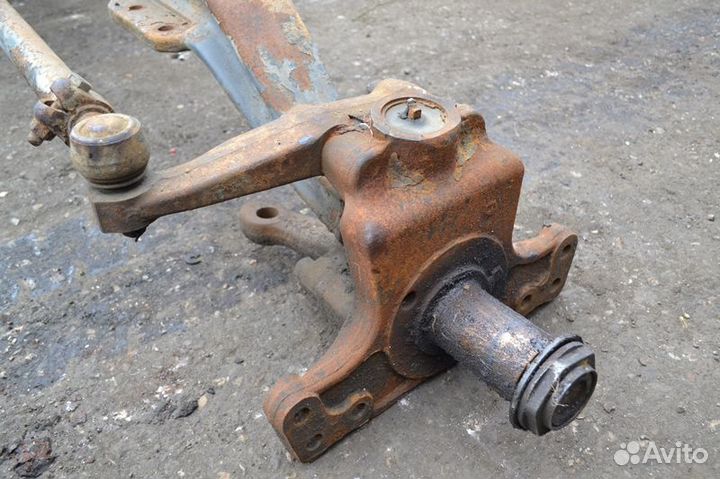 Поворотный кулак переднего моста, левый renault tr